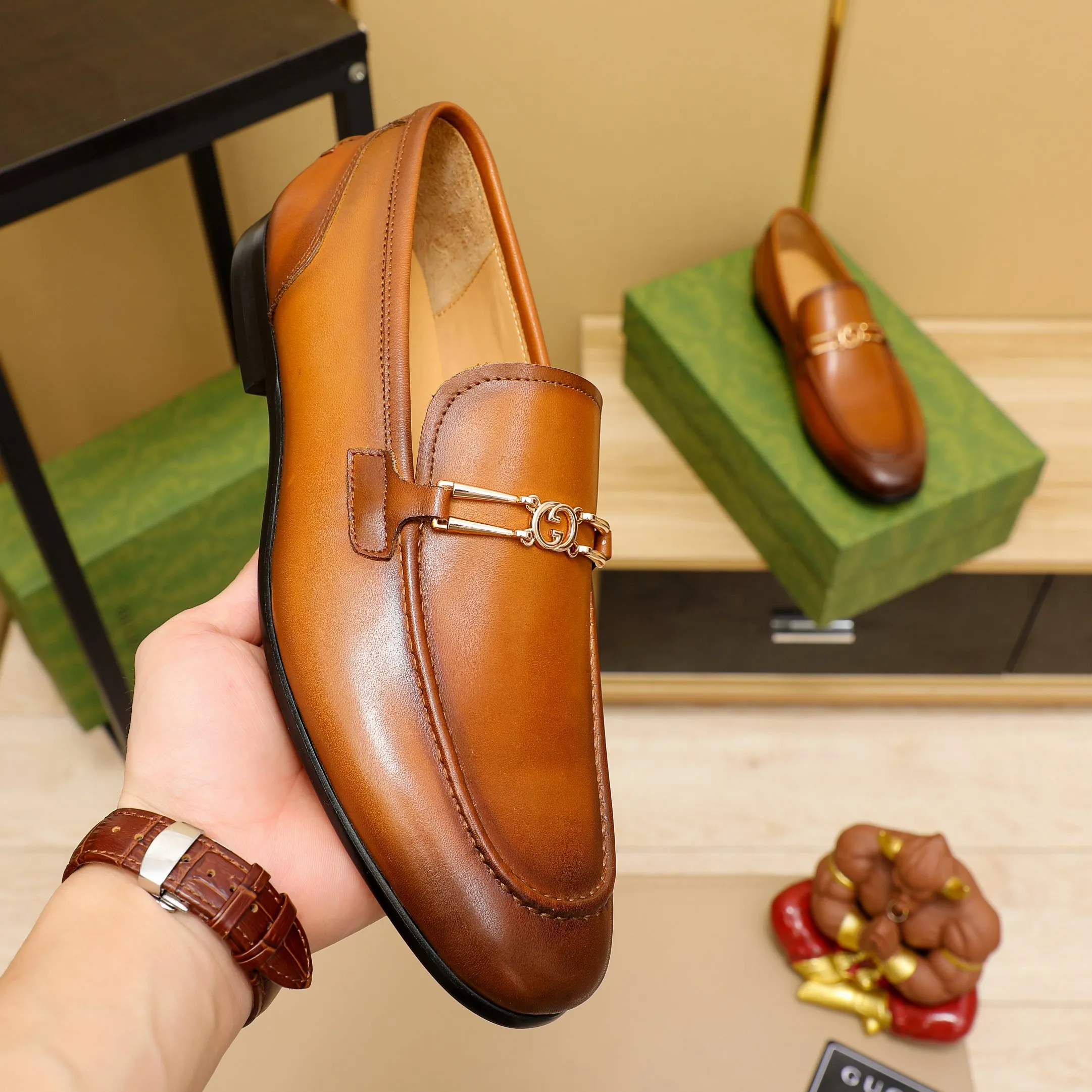 p480 GUCCI 2021 men’s latest casual leather shoes👞! Available at counters simultaneously! A one-to-one replica of the original. All imported top layer calfskin. The interior is made of top-grade cowhide, and the original factory-supplied rubber outsole is used. Leading new fashion concepts. Black, brown, matching sizes: 38-45